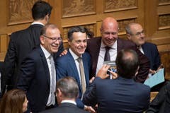 Ständerat Hannes Germann, SVP-SH, links, Bundesratskandidat Ignazio Cassis, FDP-TI, Mitte, und Fabio Regazzi, CVP-TI, rechts, posieren während der Ersatzwahl in den Bundesrat. (Bild: Keystone)