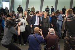 "Immer schön lächeln", heisst es für die Politiker. Die Kameraleute sind überall. (Bild: Michel Canonica)