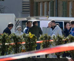 Polizisten sichern den Tatort ab. (Bild: Keystone)