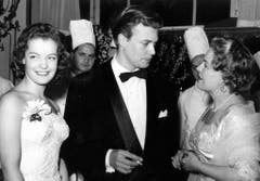 Nur auf der Leinwand ein Paar: Karlheinz Böhm mit Romy Schneider und deren Mutter Magda bei der Premierenfeier von "Sissi" in München (1955). Nach den "Sissi"-Filmen kämpften Schneider und Böhm gegen ihr Heimatfilm-Image an. (Bild: Keystone)