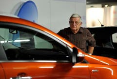 Kritischer Blick auf das Auto. (Bild: Reto Martin)