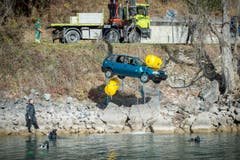 Polizeitaucher der Kantonspolizei St.Gallen während einer Einsatzübung am Walensee. Bei der Übung wird ein Kleinwagen versenkt und anschliessend geborgen (Bild: Urs Bucher)