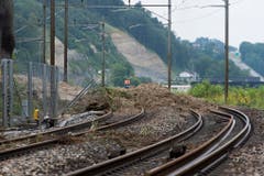 Die Erdmassen drückten sogar einen Zaun ein. (Bild: Keystone)