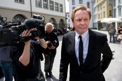 Der Sänger Peter Kraus erweist Kurt Felix die letzte Ehre. (Bild: Urs Bucher)