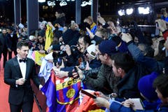 Lionel Messi, der spätere Sieger, gibt auf dem roten Teppich Autogramme. (Bild: Keystone)