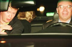 Das letzte Bild von Prinzessin Diana: Sie sitz im Rücksitz des Unfallautos, vorne sitzen ihr Bodyguard Trevor Rees-Jones, links, und der Chauffeur Henri Paul. (Bild: AP Photo (Paris, 31. August 1997))