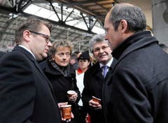 Ein Schwätzchen unter Politikern: Der St.Galler Regierungsrat Benedikt Würth (l.), Bundesrätin Eveline Widmer-Schlumpf, der Innerrhoder Ständerat Ivo Bischofberger und der der Innerrhoder Landammann Daniel Fässler. (Bild: Keystone)