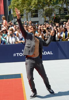 Weiss seine Mode gekonnt im Szene zu setzten: Für die Präsentation in New York im vergangenen Jahr engagierte Hilfiger den Spanischen Tennisprofi Rafael Nadal. (Bild: Keystone)