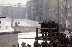 Der amerikanische Praesident Richard Nixon (auf der Aussichtsplattform zweiter von links) besichtigt während seines Berlin-Besuchs am 26. Februar 1969 die Berliner Mauer. (Bild: Keystone)