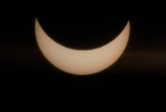 Sonnenfinsternis fotografiert von der Dachterrasse des Kantonsspitals Thurgau in Frauenfeld. (Bild: Patrick Casutt/Leser)