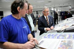 Andruck der neuen Thurgauer Zeitung im Druckzentrum der Tagblatt AG in Winkeln: Tagblatt-Chefredaktor Philipp Landmark (Mitte) und Martin Klöti (rechts). (Bild: Reto Martin)
