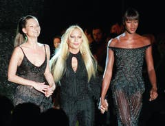 An vorderster Front: Die beiden Topmodels Kate Moss (l.) und Naomi Campbell (r.) mit Designerin Donatella Versace 1999 in Paris. (Bild: Keystone)