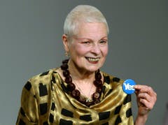 Im September 2014 in London: Westwood macht sich für die Unabhängigkeit der Schotten stark nach der Präsentation ihrer Kollektion. (Bild: Keystone)