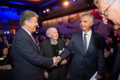 Josef Ackermann begrüsst Bundespräsident Didier Burkhalter. (Bild: Urs Bucher)