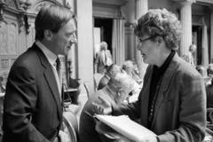 Im Zwiegespräch mit SVP-Politiker Walter Frey, aufgenommen im Juni 1991. (Bild: Keystone)