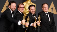 Sie sind für die besten visuellen Effekte verantwortlich in «The Jungle Book», v. l.: Dan Lemmon, Andrew R. Jones, Adam Valdez und Robert Legato. Jones, der neben dem US-amerikanischen auch das schweizerische Bürgerrecht besitzt, ist der einzige oscarprämierte Schweizer in diesem Jahr. (Bild: Paul Buck/Keystone)