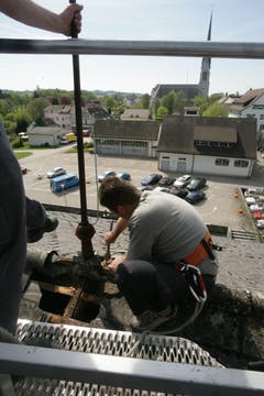 DAniel Eggenberger (graues T Shirt) und Ernst Schneider (blaues T Shirt) von der Feuerwehr Amriswil, arbeiten auf 12 Meter Höhe mitten in Amriswil. Sie demontieren die Blitzableiter der Festhütte, die begehrte Souvenirs sind. Man müssen sie schon fast bewachen, meint Ernst Schneider. Susann Basler © TZ 3. MAi 2006