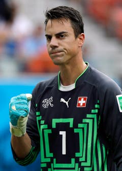 Goalie Diego Benaglio ballt die Faust nach dem Führungstreffer von Xherdan Shaqiri. (Bild: Keystone)