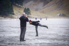 Sich ein bisschen wie Denise Bielmann fühlen - auch ohne Schlittschuhe - auf dem zugefrorenen Seealpsee (17.12.2016). (Bild: Urs Bucher)