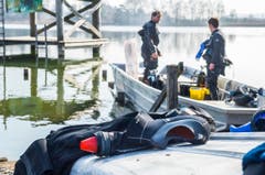 Die Taucher fahren auf den Nussbaumersee hinaus. (Bild: Andrea Stalder)