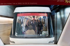 Mit dem Skytrain werden Passagiere zum Dock E transportiert. (Bild: Ralph Ribi)