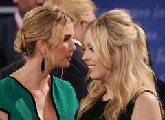 Ivanka Trump (links) und Tiffany Trump nach der zweiten Fernsehdebatte. (Bild: Keystone)
