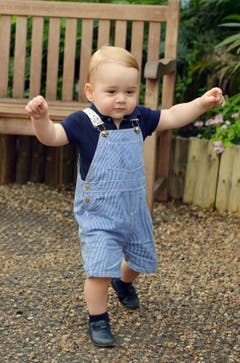 Das offizielle Foto aus dem Hause Windsor zum ersten Geburtstag des kleinen Prinzen: Das zweite Lebensjahr startet George auf eigenen Beinen. (Bild: pd)