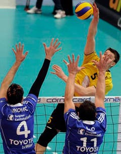 Der Glarner Zlato Pulko (r.) smasht gegen die Amriswiler Goran Ivkovic und Cao Herrera. (Bild: Keystone)
