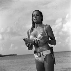 In «Dr. No» stieg sie 1962 als Honey Ryder aus dem Meer und gilt seither als DAS Bond-Girl schlechthin: die Schweizerin Ursula Andress. (Bild: Keystone)