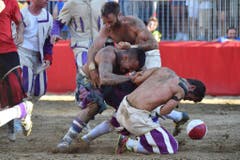 MANN, MAENNLICH, CALCIO, FIORENTINO, HISTORISCH, TRADITION, AMATEURE, MANN, OBERKOERPER, NACKT, SANDIG, SAND, SPIELPLATZ, GERANGEL, SCHMUTZIG, MAENNER, KOERPER, KAMPF, SIEG, SPIEL (Bild: Keystone)