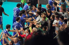 Die Oberthurgauer liessen sich von ihren Fans tüchtig feiern. (Bild: Keystone)
