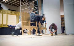 Bühnenbildner malen und hämmern in der Mehrzweckhalle. (Bild: Andrea Stalder)