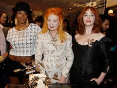 Bei der Flagship Store Eröffnung am 30. März 2011 in Los Angeles: Vivienne Westwood, Mitte, Schauspielerin Christina Hendricks, rechts, und Musikerin Kelis. (Bild: Keystone)