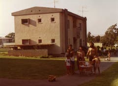 Die Familie Eisenhut-Yahlom vor ihrem Zuhause, einer typischen Kibbuz-Wohnung. (Bild: Ueli Eisenhut)