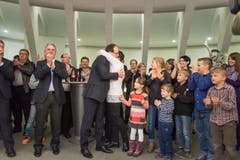 Der neue FDP-Regierungsrat Marc Mächler wird von seiner Ehefrau umarmt. (Bild: Michel Canonica)
