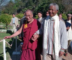 In Cape Town trifft Nelson Mandela mit dem Dalai Lama zusammen (1996). (Bild: Keystone)