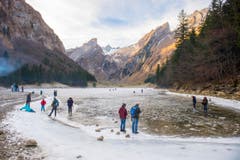 Die Ostschweiz läuft Schlittschuh auf dem Seealpsee (Bild: Urs Bucher)