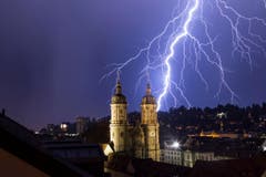 Das Sommergewitter am Montag lieferte 1A Blitze - bequem aus dem Wohnzimmer heraus fotografiert! (Bild: Jonas & Andrea Traber)