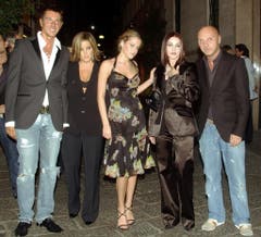 Familienbande: Priscilla Presley (2.v.r.) mit ihrer Tochter Lisa Marie (2.v.l.) und deren Tocher Riley Keough (Mitte), flankiert von den Designern Stefano Gabbana (l.) und Domenico Dolce (r.) im Jahr 2005. (Bild: Keystone)