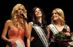 Moderatorin Claudia Lässer (links), Miss Ostschweiz Lisa Schneider (Mitte) und die Zweitplatzierte Kim Wirth. (Bild: Reto Martin)
