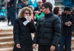 Eine Besucherin beisst herzhaft in eine Bratwurst. (Bild: Reto Martin)