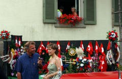 Kurt Zurfluh im Jahr 2003 am Zentralschweizer Jodlerfest in Unterägeri. Er interviewte Sängerin Francine Jordi für seine Sendung "Hopp de Bäse". (Bild: LZ Archiv)