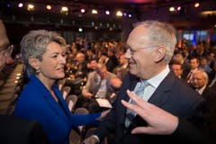 Bundesrat Johann Schneider-Ammann wird von Karin Keller-Sutter begrüsst. (Bild: Urs Bucher)
