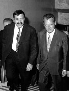 Günter Grass und Willy Brand nach einer Wahlveranstaltung der SPD in Bayreuth (1965). (Bild: Keystone)