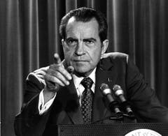 Der Name Richard Nixon (1913 - 1994) ist eng mit der Watergate-Affäre verbunden. Diese führte zum bislang einzigen Rücktritt eines US-Präsidenten. In seiner Amtszeit vom 20. Januar 1969 bis 9. August 1974 ordnete der Republikaner die Flächenbombardierung von Vietnam an und sah sich schliesslich zu einem Friedensschluss mit Vietnam gedrängt. (Bild: Keystone)
