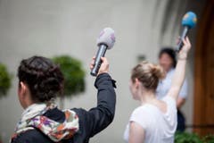 Hände hoch, Mikrophone hoch: Medienschaffende vor der Laurenzenkirche. (Bild: Benjamin Manser)