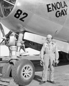Colonel Paul W. Tibbets, der Pilot der "Enola Gay", posiert vor dem B-29-Flugzeug. (Bild: Keystone)