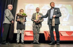 Chefredaktor David Angst bedankt sich bei einem Teil der Jury am "Who is Who 2017" der Thurgauer Zeitung. (Bild: Reto Martin)