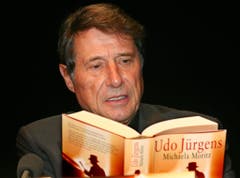 Im Rahmen der Münchner Bücherschau liest der Autor und Sänger am 30. November 2004 aus seinem Roman "Der Mann mit dem Fagott". (Bild: Keystone)