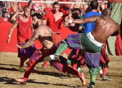 MANN, MAENNLICH, CALCIO, FIORENTINO, HISTORISCH, TRADITION, AMATEURE, MANN, OBERKOERPER, NACKT, SANDIG, SAND, SPIELPLATZ, GERANGEL, SCHMUTZIG, MAENNER, KOERPER, KAMPF, SIEG, SPIEL (Bild: Keystone)
